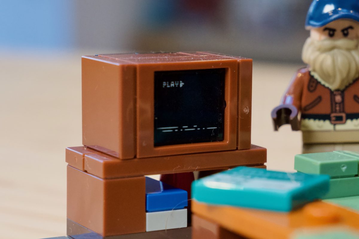 LEGO Stranger Things 40891 WSQK The Squawk Radio Station review 8 1200x800