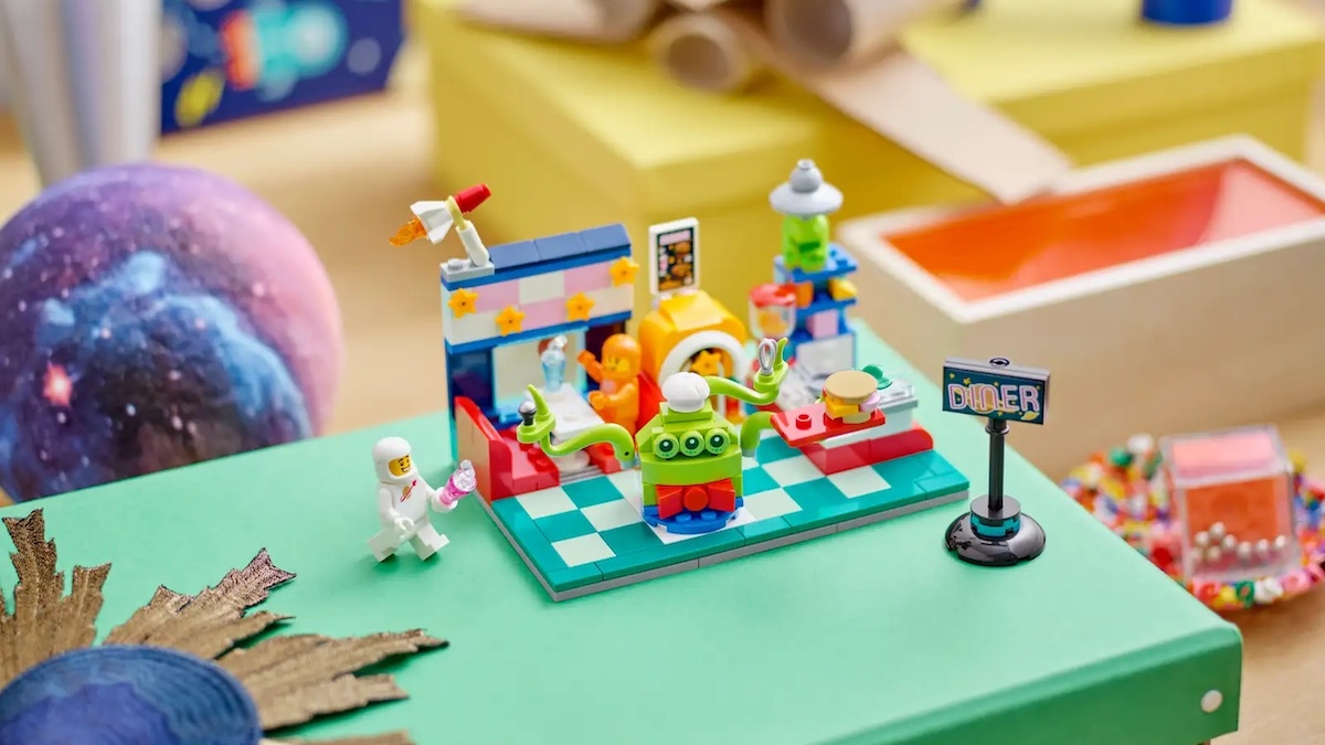 Three LEGO Space gifts-with-purchase available now