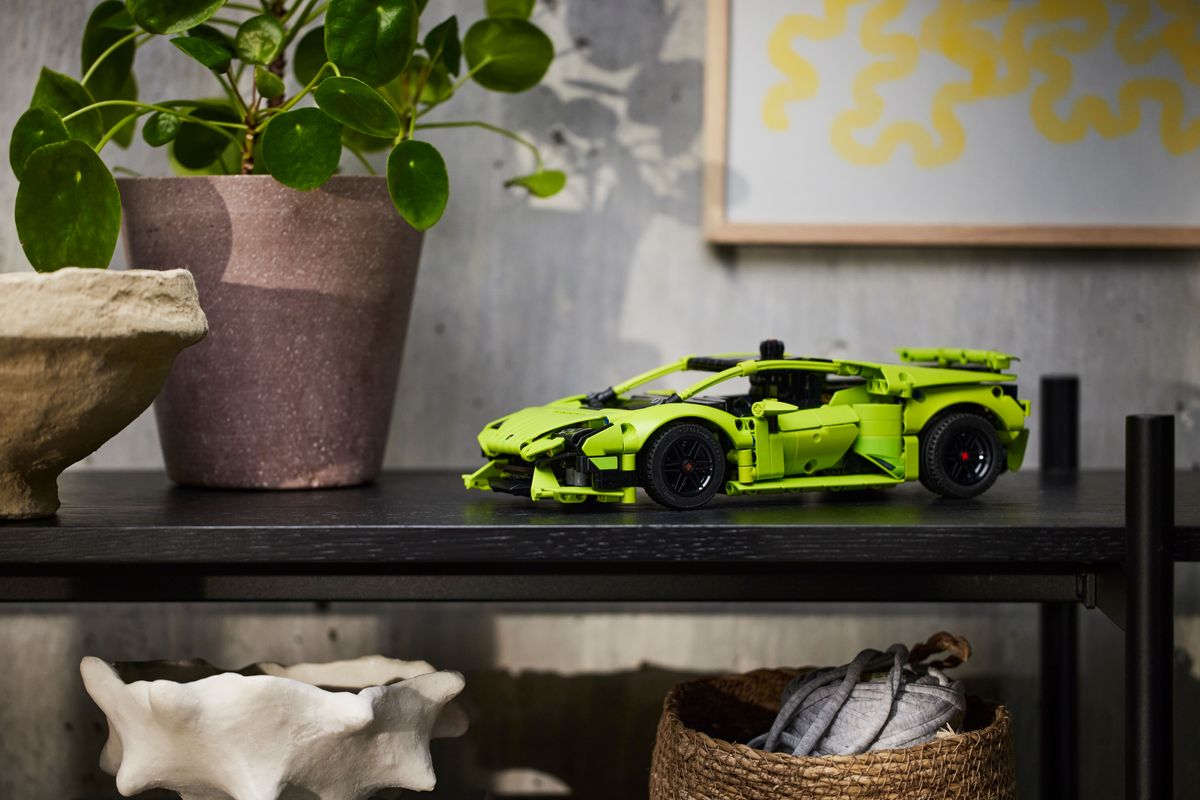LEGO Technic 42161 Lamborghini Huracan Tecnica 7