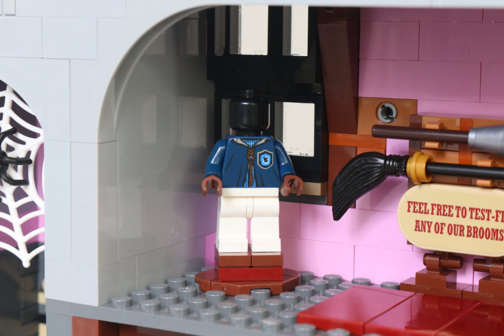 LEGO Harry Potter 75978 Diagon Alley review 69