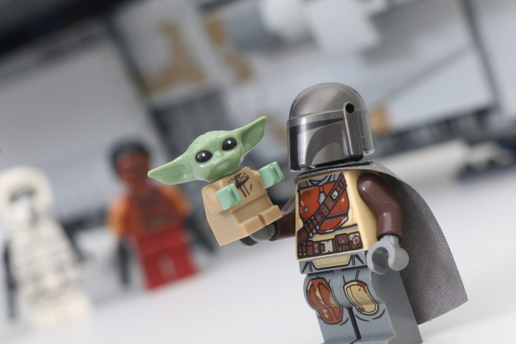 LEGO Star Wars 75292 The Mandalorian Bounty Hunter Transport The Razor Crest review 32