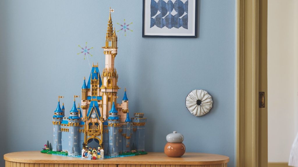 LEGO 43222 Disney Castle featured 2