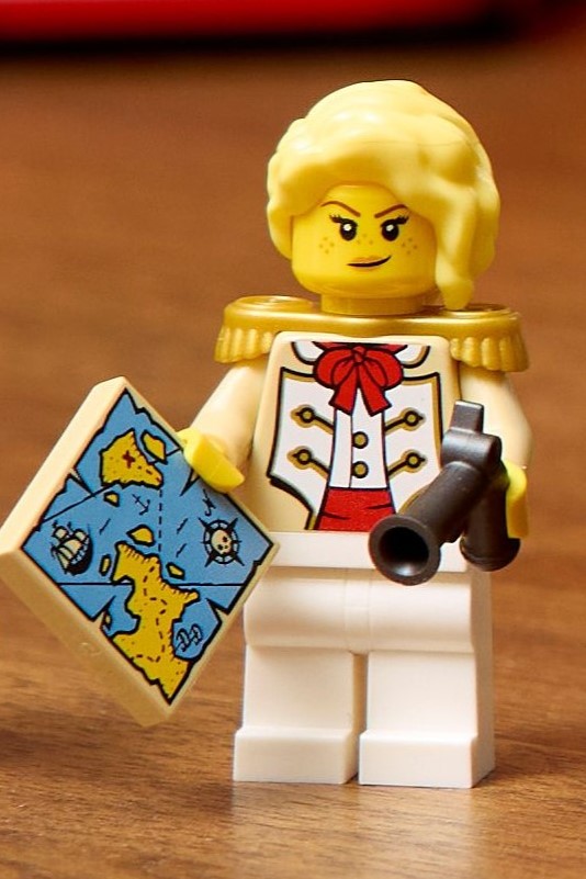 LEGO Ideas 21358 female pirate minifigure