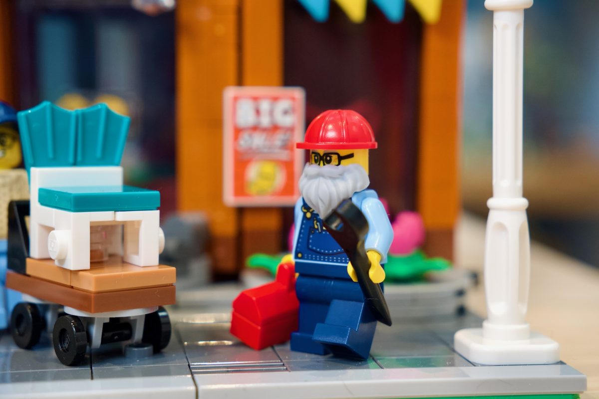LEGO Icons 11371 Shopping Street review 4 1200x800