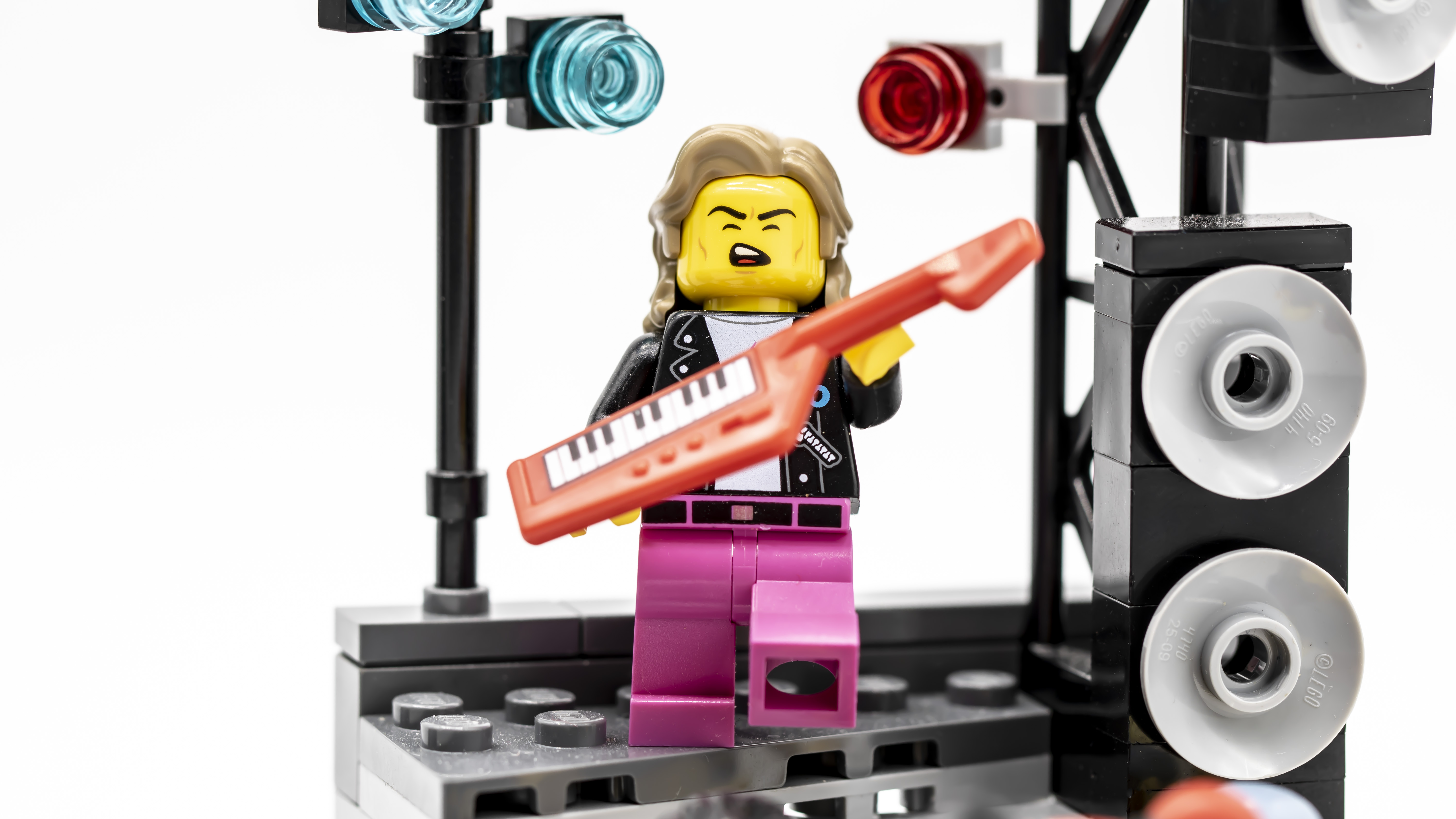 LEGO Collectible Minifigures Series 20 vignettes: 80s Musician